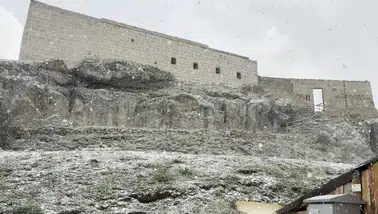 Nisan ayının ortasında yağan kar ilçeyi beyaza bürüdü