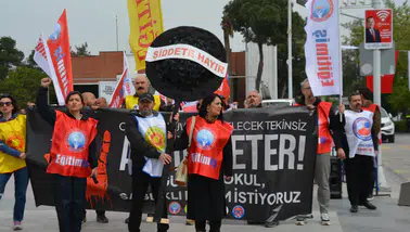 SENDİKALAR SİYAH ÇELENK BIRAKTI