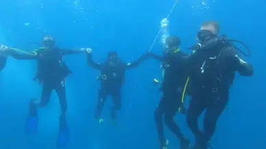 Denizin 12 Metre Altında Halay Keyfi