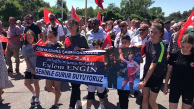 Dünya ikincisi güreşçi memleketinde coşkuyla karşılandı