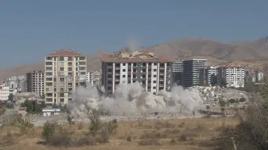 Yıkımlar Patlayıcılarla Devam Ediyor