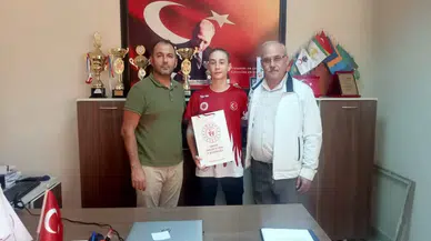 Dünya ikincisi sporcu ödülünü Salihli İlçe Gençlik ve Spor Müdürü Oktay Ayaz'dan aldı