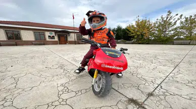 Yaşıtları oyuncakla oynarken, o 5 yaşında motosiklet sürüyor