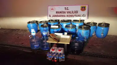 Akhisar ve Turgutlu ilçelerinde düzenlenen eş zamanlı operasyonda binlerce litre sahte alkol ele geçirildi