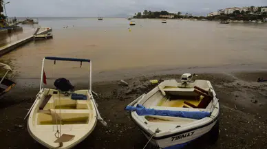 Deniz 15 dakikada çamurla kaplandı