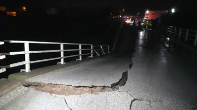 Sağanak yağışın etkisiyle köprü çöktü