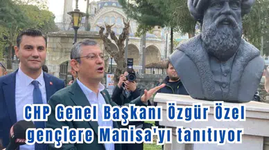 CHP Genel Başkanı Özgür Özel gençlere Manisa'yı tanıtıyor