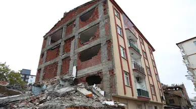 Sapa sağlam evleri delik deşik oldu