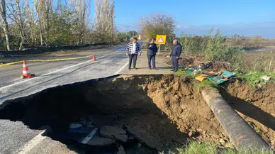 Yağış sonrası karayolunda çökme meydana geldi
