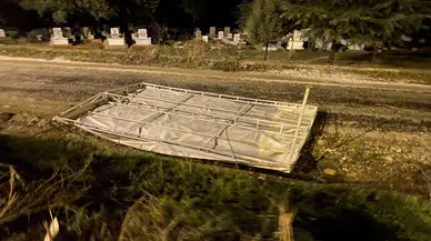 Alaşehir'de fırtına çatıyı uçurdu