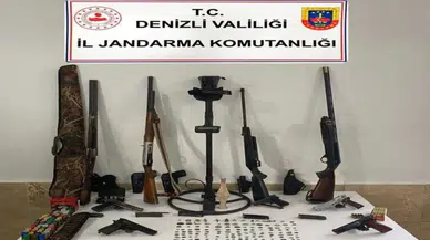 Bir evde çok sayıda silah ve tarihi eser çıktı