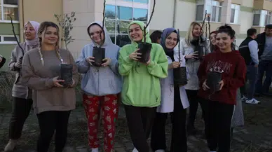 CBÜ öğrencileri yurtlarının bahçesine fidan dikti