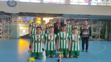 Ortaokul öğrencilerinden voleybolda büyük başarı