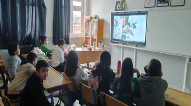 Sarıgöl Emcelli Ortaokulu öğrencilerine sinema etkinliği düzenlendi