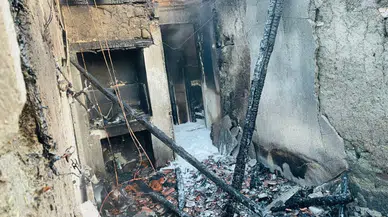 Yangında ev kullanılamaz hale geldi