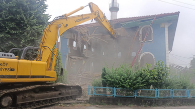 71 yıllık cami ekiplerce yıkıldı