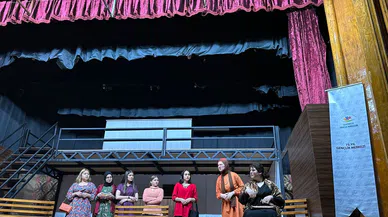 75. Yıl Gençlik Merkezi tiyatro ekibinden "Kadın Sesi" oyunu
