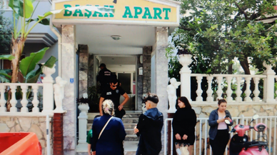 Aparttan çıkmayan kiracısının kapısına kimyasal sıvı döktü, 5 kişi hastanelik oldu