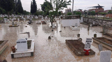 Aydın'daki sağanak yağış mezarlığı su içerisinde bıraktı