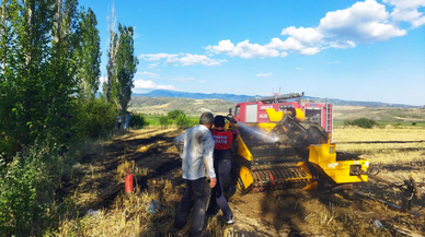 Balya makinesinden sıçrayan kıvılcım tarlayı yaktı