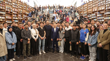 Cumhurbaşkanı Yardımcısı Fuat Oktay, Başkent Millet Bahçesi’nde gençlerle bir araya geldi