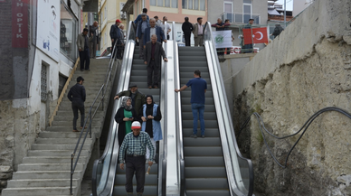 Demirci’de yürüyen merdiven pazaryerine iniş ve çıkışı kolaylaştıracak