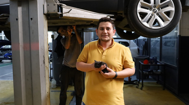 Genç öğretmen otomobiline sıkışan yavru kediyi sahiplendi