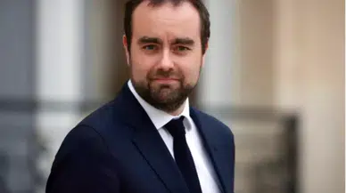 Yeni hükümetin kurulmasından saatler sonra istifa etti