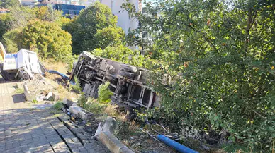 Kontrolden çıkan tır boş araziye devrildi