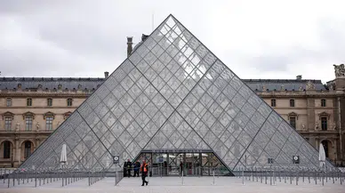 Louvre Müzesi'nden 7 dakikada 88 milyon euroluk soygun