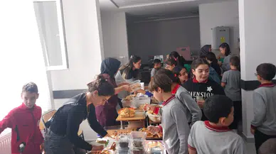 Manisalı öğrenciler Gazze için gıda standı açtı