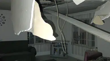 Depremde evin tavanı çöktü