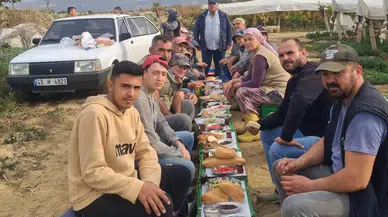 Üzüm alıcısından işçilere yemek ikramı
