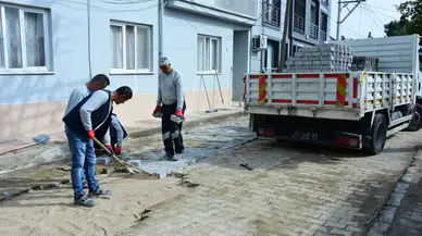 Şehzadeler'de kaldırım düzenlemeleri devam ediyor