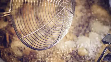 Kızartma Yaparken Ocağı Temiz Tutmanın Sırrı: Bir Tava Her Şeyi Değiştiriyor!