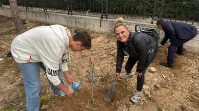 Barışın simgesini toprakla buluşturdular