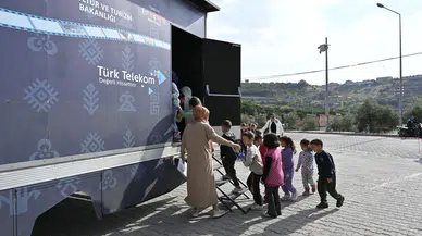 Demirci'de 4 bin öğrenci sinemayla buluştu