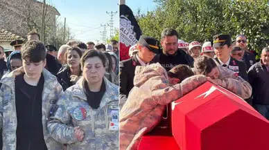 Babaya son veda! Anne ve oğlu, şehidi parkasıyla uğurladı