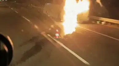 Öğrenci taşıyan otobüs alevlere teslim oldu