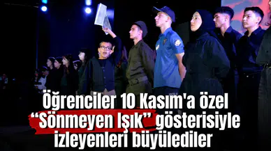 Öğrenciler 10 Kasım'a özel “Sönmeyen Işık” gösterisiyle izleyenleri büyülediler