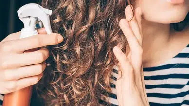 Hızla Yağlanan Saçlara Karşı Evde Çözüm: Saçınız Günlerce Hacimli Kalsın!