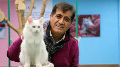 Ünlü sanatçı nesli tükenmekte olan kedi ile düet yaptı