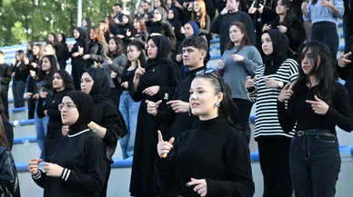 MCBÜ öğrencilerinden işaret dili ile anlamlı gösteri