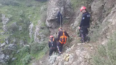 Dağda mahsur kalan vatandaşı itfaiye kurtardı