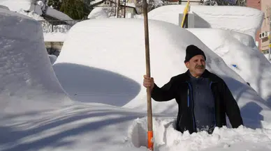 İlçe kara gömüldü! Vatandaşlar arabasını bulamıyor