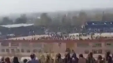 13 yaşındaki çocuk, ailesinin katilini binlerce kişinin önünde öldürdü