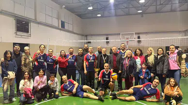 Voleybol turnuvasının kazananı Ticaret Lisesi oldu