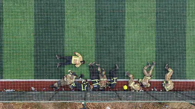 Yorulmayan itfaiye erleri halı sahada böyle dinlendi