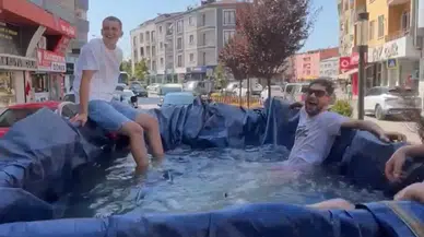 Traktörün römorkunu havuz yapıp şehir turu attılar
