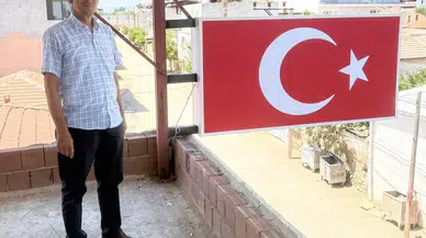 Muhtar ilk maaşıyla 2,5 metrelik Türk Bayrağı aldı